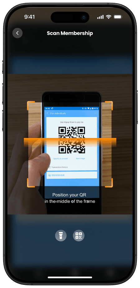 ម្ចាស់ហាងស្កេនលេខកូដ QR ដើម្បីផ្ទៀងផ្ទាត់សមាជិកភាពរបស់អ្នកប្រើប្រាស់